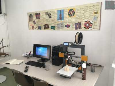 Notiamo anche una moderna stampante 3D, affiancata a un pc a disposizione dei visitatori...